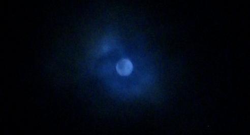 雲間から覗いた満月